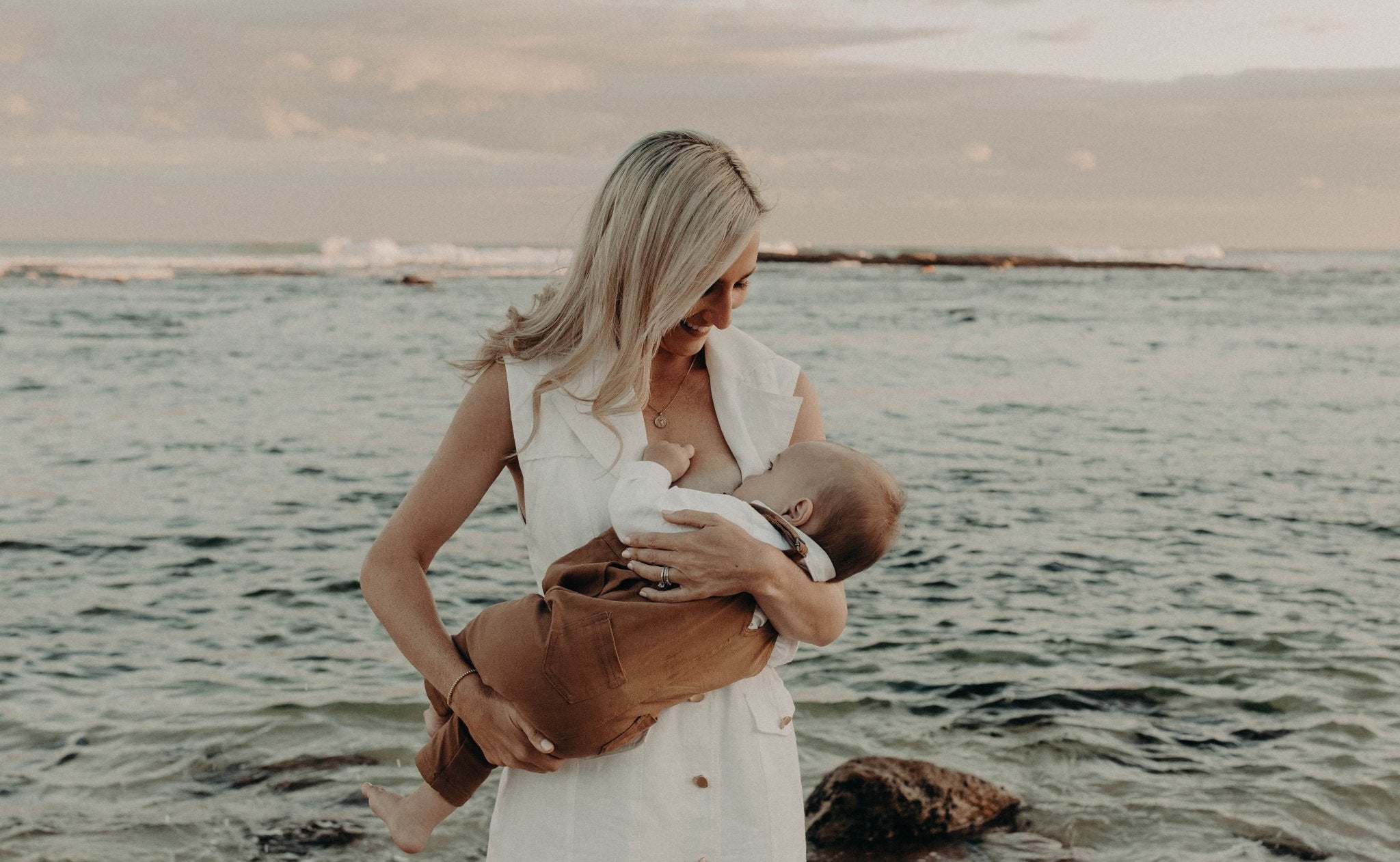 Breast or Bottle? Your top questions answered about breastfeeding vs formula feeding, and when to introduce solids. - TheRY