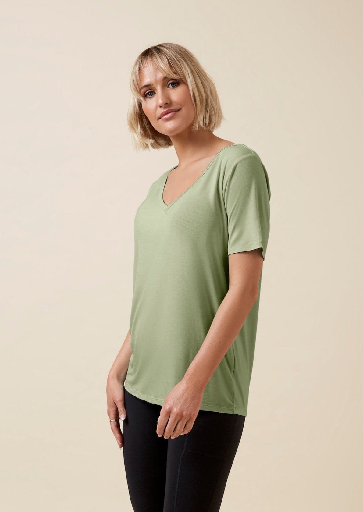 Thery Group TEE Calm Khaki The Me Slouch bamboo Tee -side view new mother no belly
