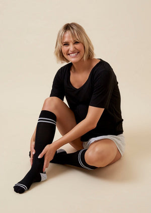 Thery Group The Rescuer Maternity Compression Sock in black/white  - pregnant mum sitting front view